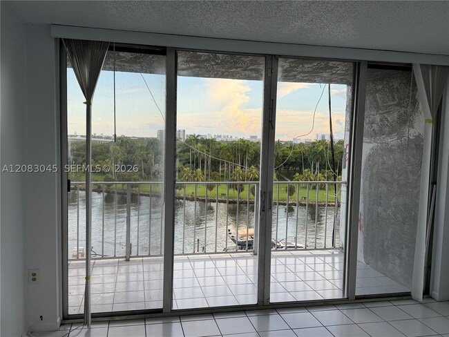 Building Photo - 1700 NW N River Dr Unit 807