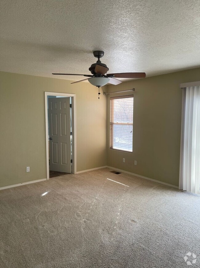 Building Photo - Must see. Rental