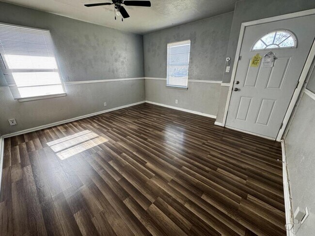 Photo - 1411 Deville St