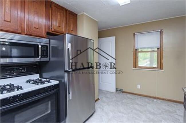 Building Photo - Spacious Single Family Home Available 11/5...