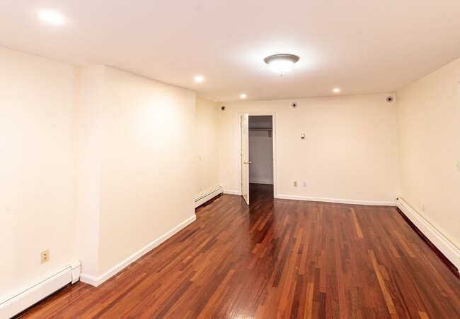 Building Photo - 31 E Concord St Unit 1 Rental