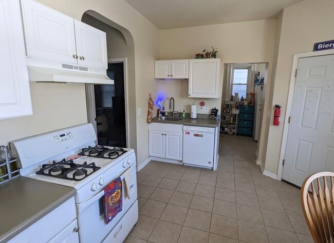 Building Photo - 2526 N Frederick Ave Unit 2526 - Lower