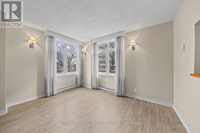 Photo - 215 Somerset St W Unité 402