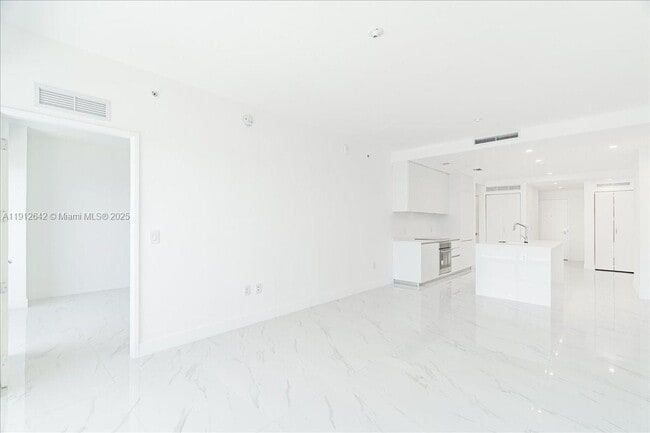 Photo - 700 NE 24th St Unidad 5604