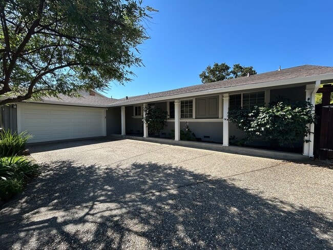 Building Photo - Recently Remodeled Single-Story 3/2 Gem in... Rental