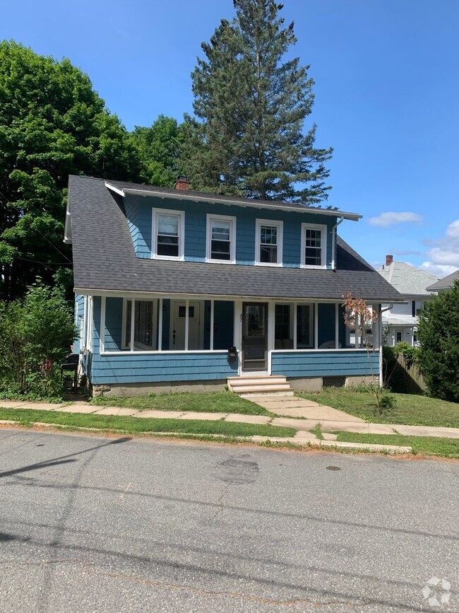 Building Photo - 4 Bedroom Single Family House Available Ea...