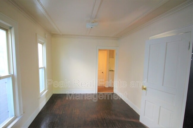 Photo - 855 Alexander St SE