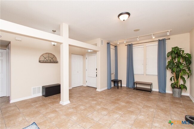 Photo - 421 Shadow Point