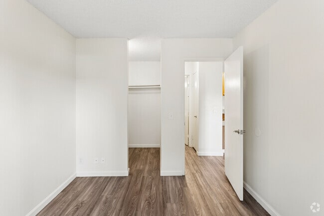Junior 1BR, 1BA - 485SF - Bedroom