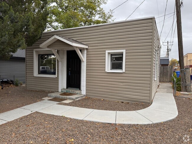 Building Photo - Updated 2-Bedroom Home in Prime Downtown L...