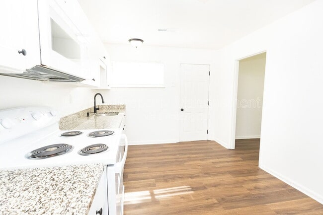 Photo - 2011 Milne St