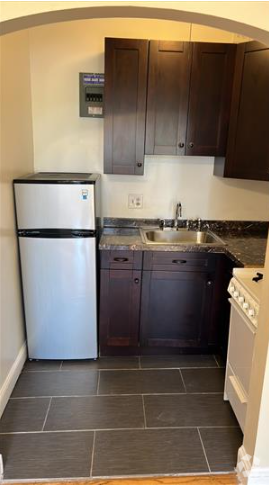 Building Photo - Spacious and sunny studio unit ready for m... Rental