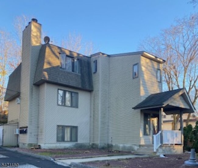 Building Photo - 362 Rutherford Ave Unit 5