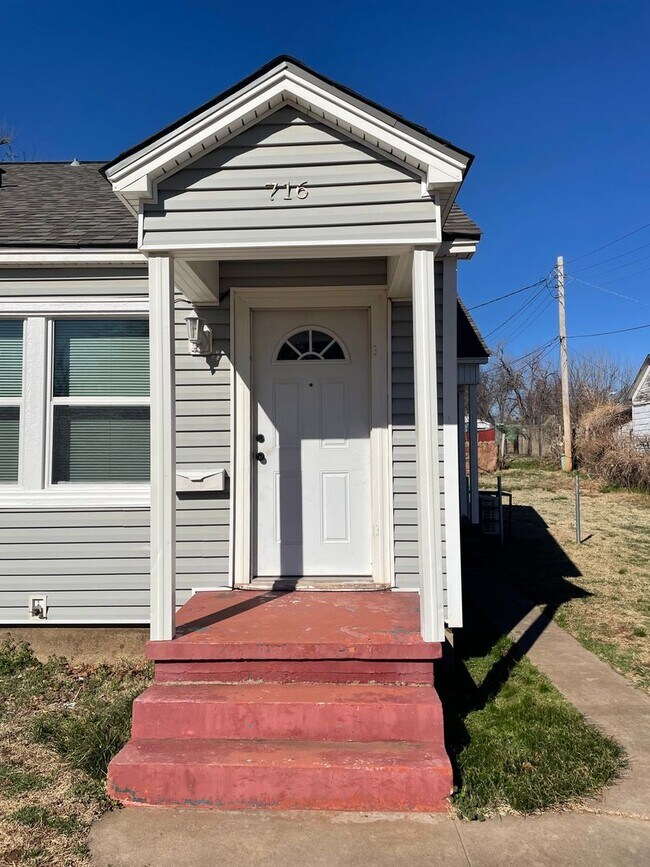 Photo - 1 bed 1 bath duplex nestled in Chickasha Oklahoma! large yard, laundry connections, NEWLY REMODELED!