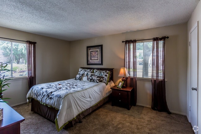 2BR, 2BA - 948 SF - Master Bedroom - Pinebrook Pointe-New
