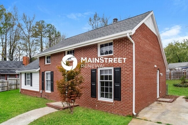 Photo - 3 Bedroom Pet-Friendly Home in Charlotte, NC with Main Street Renewal