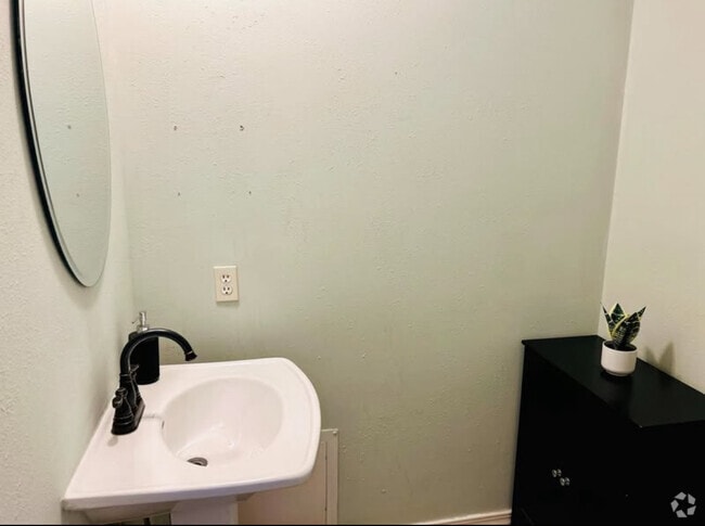 Building Photo - 7812 Oak Forest Dr Rental