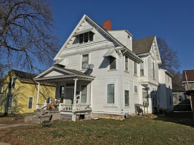 Building Photo - 322 E Walnut St Unit A