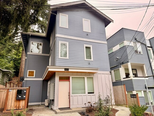 Building Photo - COOPER THOMAS 2613 DUPLEX Unit B