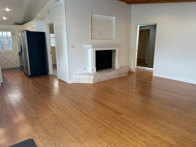 Photo - Steps to sand at Pierpont Lanes