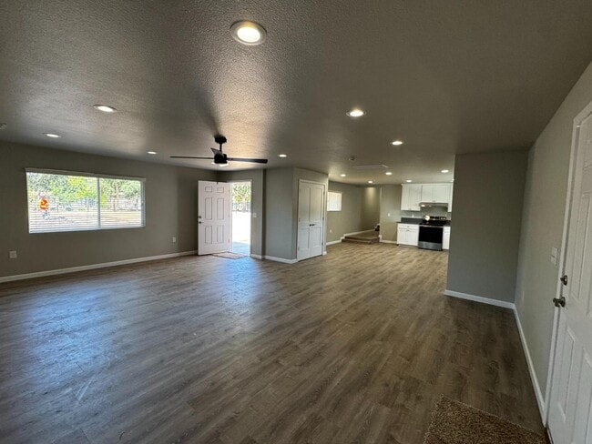 Photo - 4832 N Fruit Ave