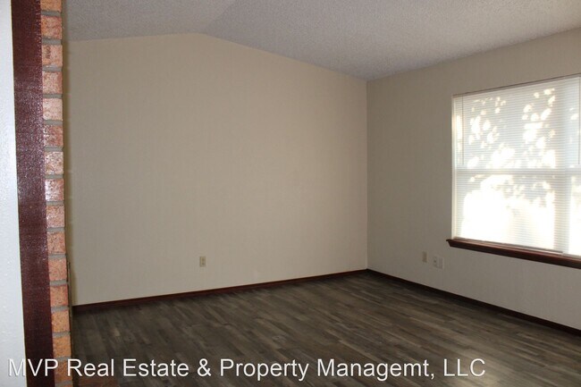 2 br, 1.5 bath House - 103 N Oaks Ave