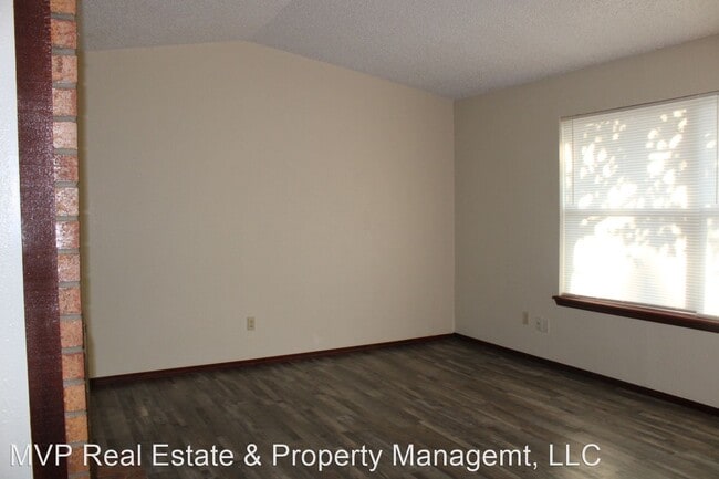 Photo - 2 br, 1.5 bath House - 103 N Oaks Ave