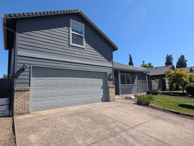 Photo - Great 3 bed/2bath home with bonus space and fenced in yard!