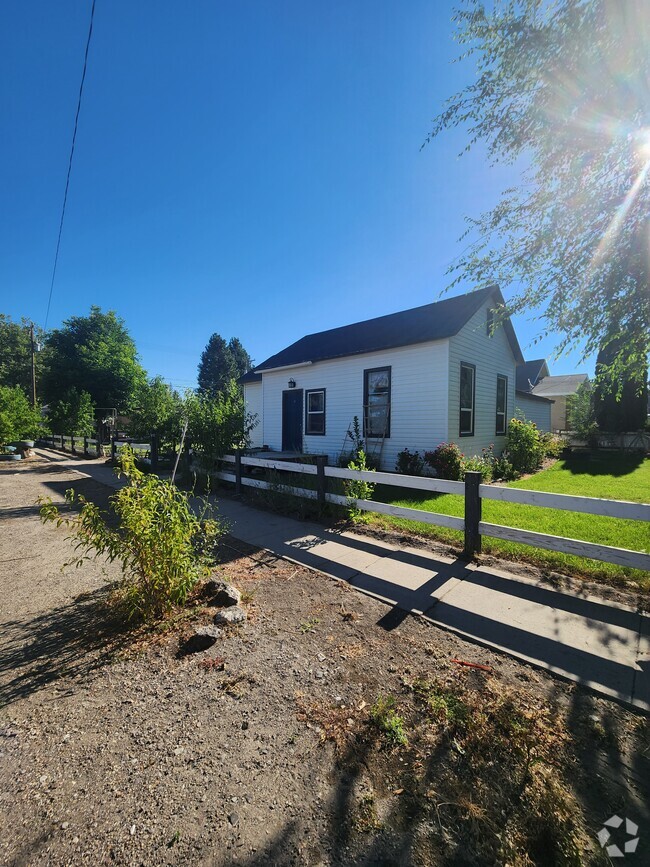 Building Photo - Rupert 6th St Cottage Rental