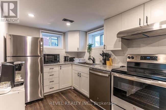 Photo - 783 Queensdale Ave E