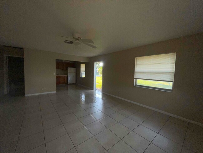 Photo - 1570 E Breezy Ln Unidad A