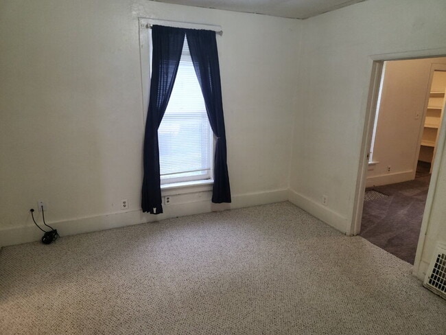 Photo - 2220 E Walnut St Unidad Apt 1