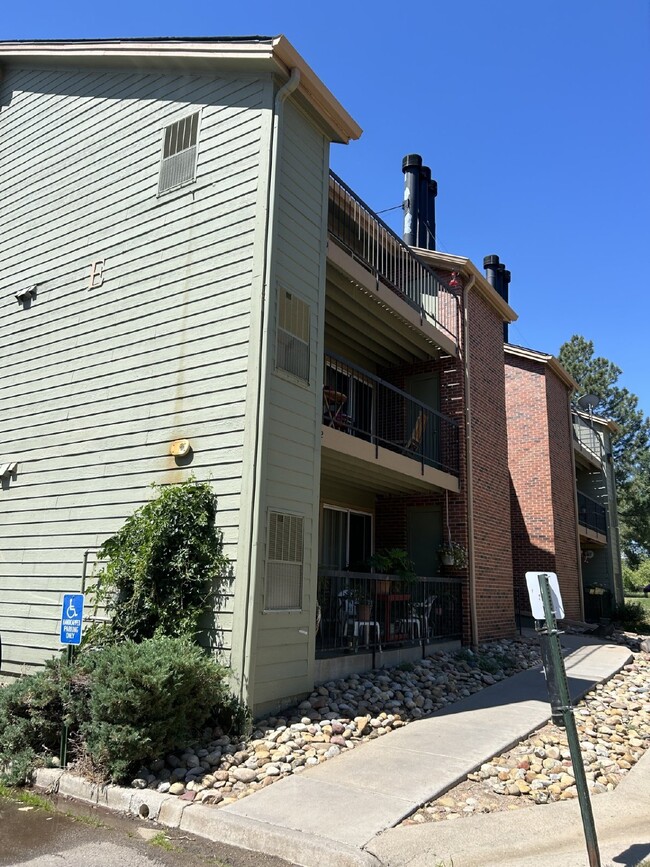 Building Photo - Charming Chestnut Condo!
AVAILABLE NOW! Unit E17