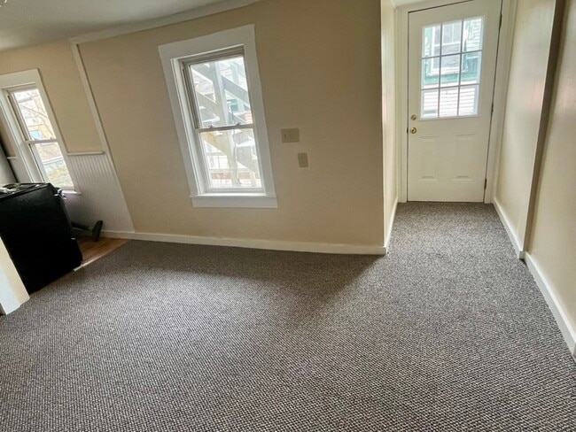 Comedor/sala de estar con puerta trasera - 29 Pine St Unidad 1