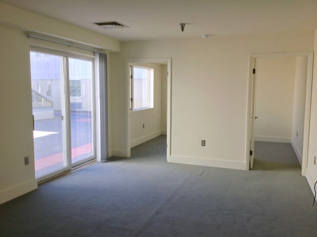 Patio puerta de tu casa. - Center Ithaca