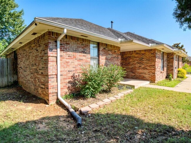 Photo - 1828 Honeysuckle Ln