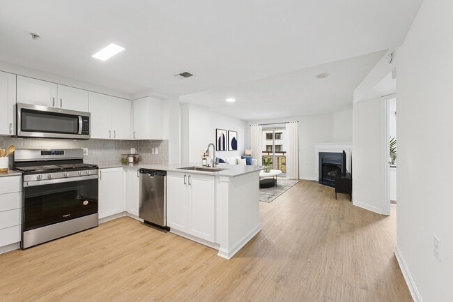 Paquete II renovado: cocina y sala de estar con piso de superficie dura - Avalon Courthouse Place