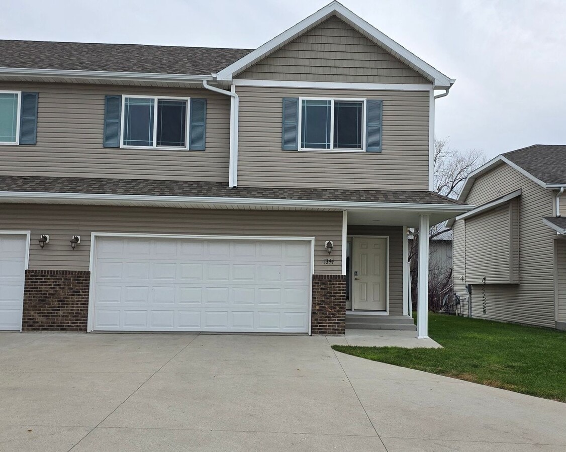 3 Bed 3 Bath Townhome - 3 Bed 3 Bath Townhome