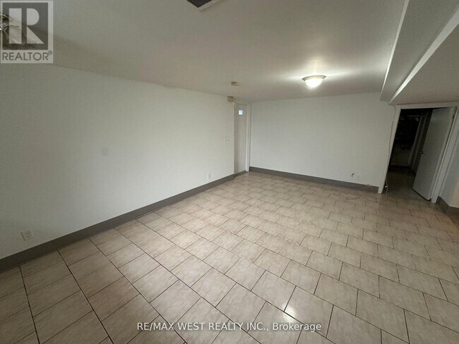 Photo - 999 Caledonia Rd