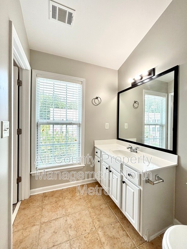 Photo - 1033 Thornborough Dr