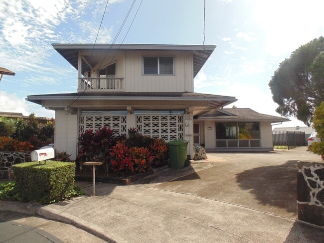 Photo - Large partly furnished house in Pearl City - PET FRIENDLY!