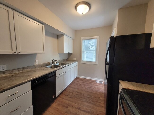 Photo - 3 bedroom, 1 bathroom home with garage!