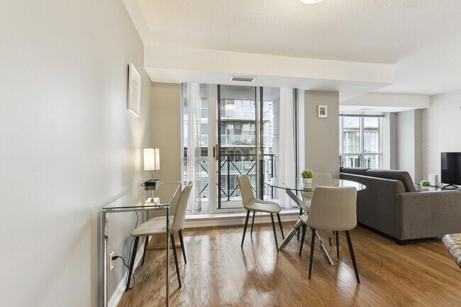 Photo - 136 Simcoe St Unit FL1-ID1031080P