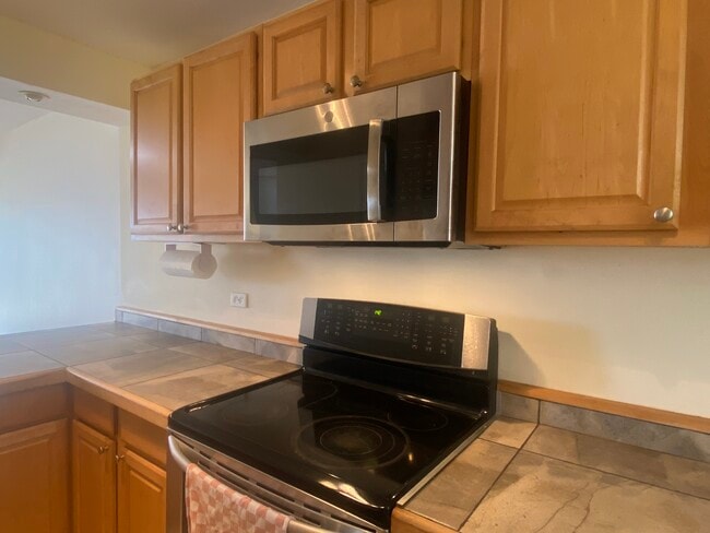 Building Photo - 531 Hahaione St Unit 10D Rental