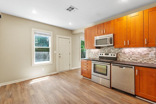 Photo - 333 W Hutchison St