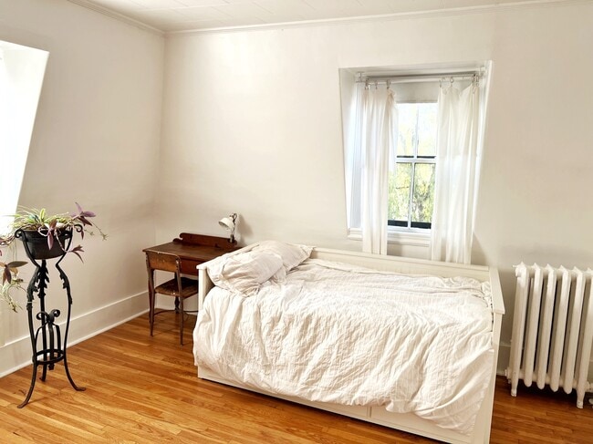 Building Photo - 24 Glenwood Rd Rental