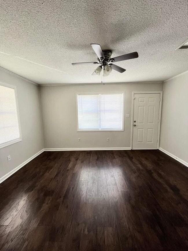 Building Photo - 207 Lake Dr Unit Apt. B