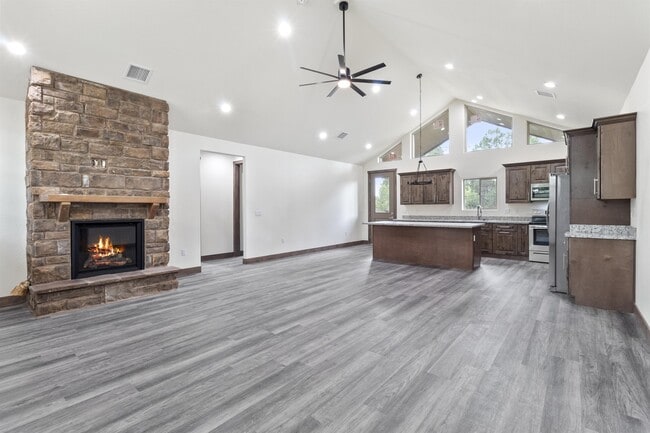 Photo - 140 N Retreat Dr