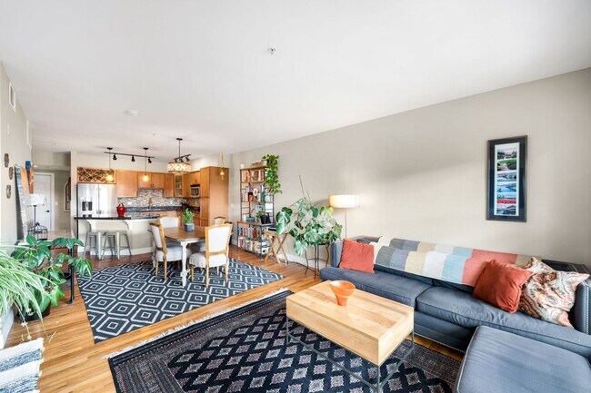 Building Photo - 1BD Jefferson Park Condo with Office and Parking Spot