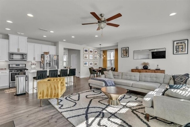 Photo - 790 Belrose Dr SE